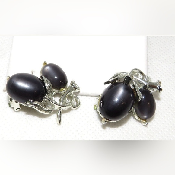 Lisner Jewelry Jewelry - Vintage Lisner 1960’s Gray Moonstone and Silver Women's Clip on Earrings